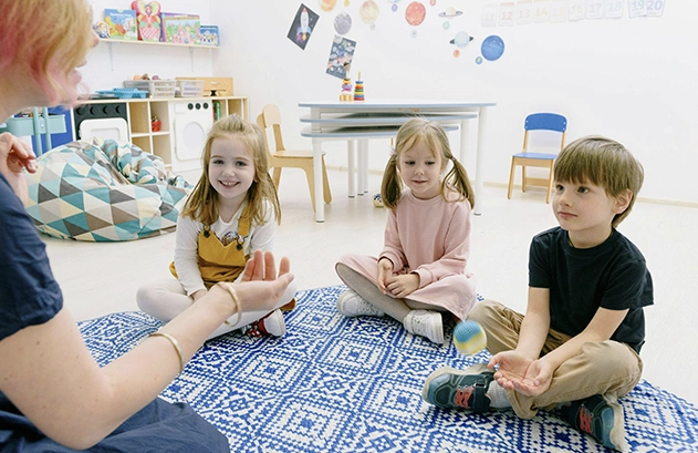Educadora trabajando con niños en actividades para mejorar las dificultades de aprendizaje en el Centro Ingenio