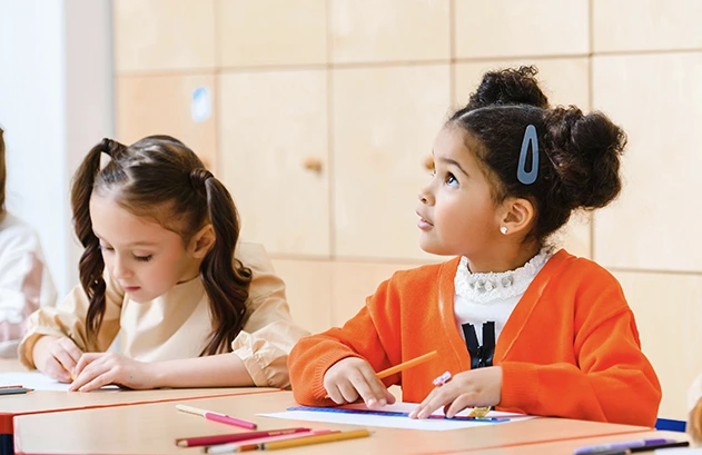 Niñas realizando actividades de matemáticas en una clase del Centro Ingenio