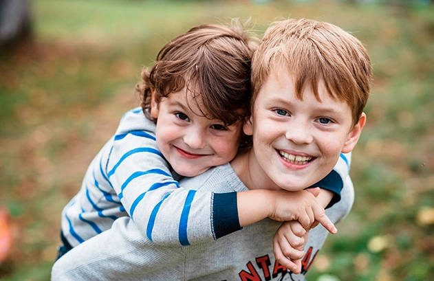Niños mostrando bienestar emocional en el programa de psicología infantil de Centro Ingenio